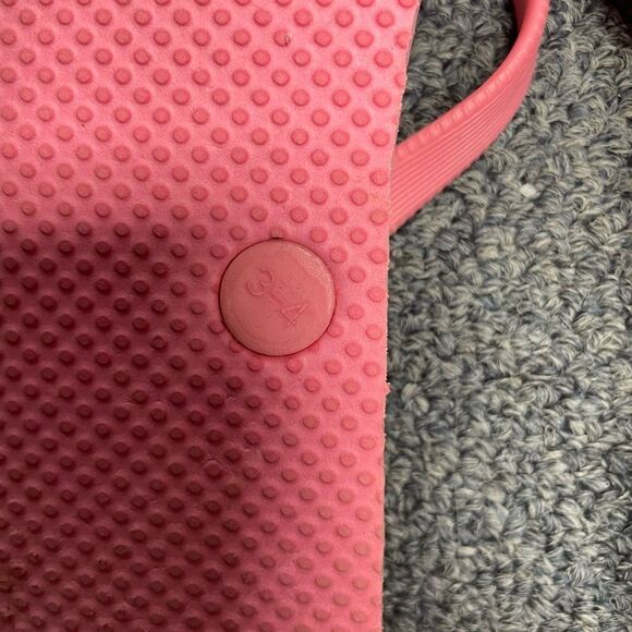 Old Navy Pink Flip Flops - Picture 3 of 3